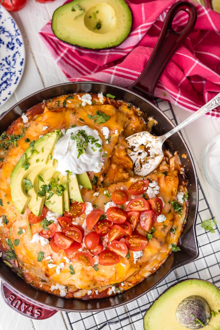 enchiladas de frango com queijo em uma frigideira