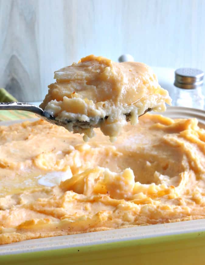 A imagem vertical do close up de uma colher do serviço enchida com a erva-benta de batata do rabanete de queijo decora adiantado.