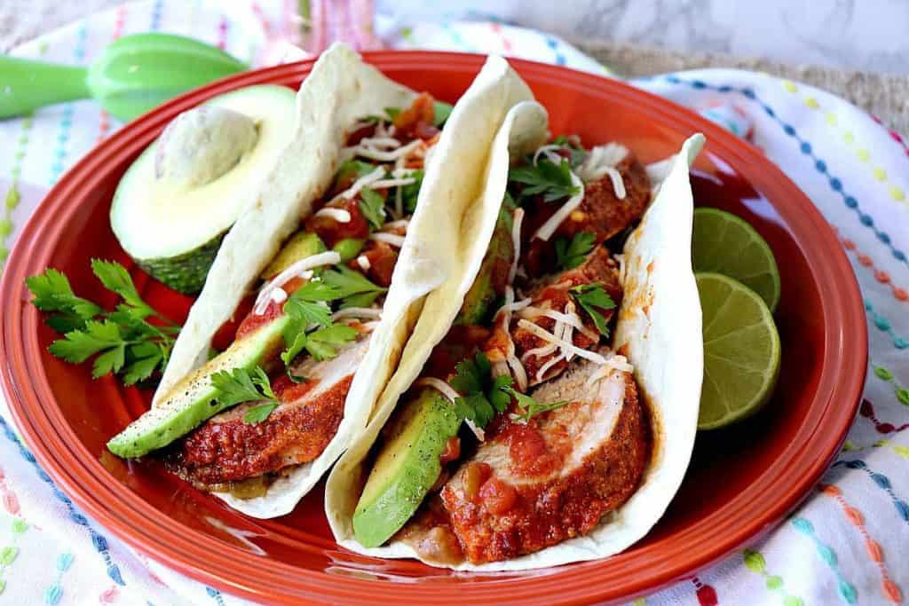 Tacos de porco marinado com limão em um prato laranja com limão. - kudoskitchenbyrenee.com