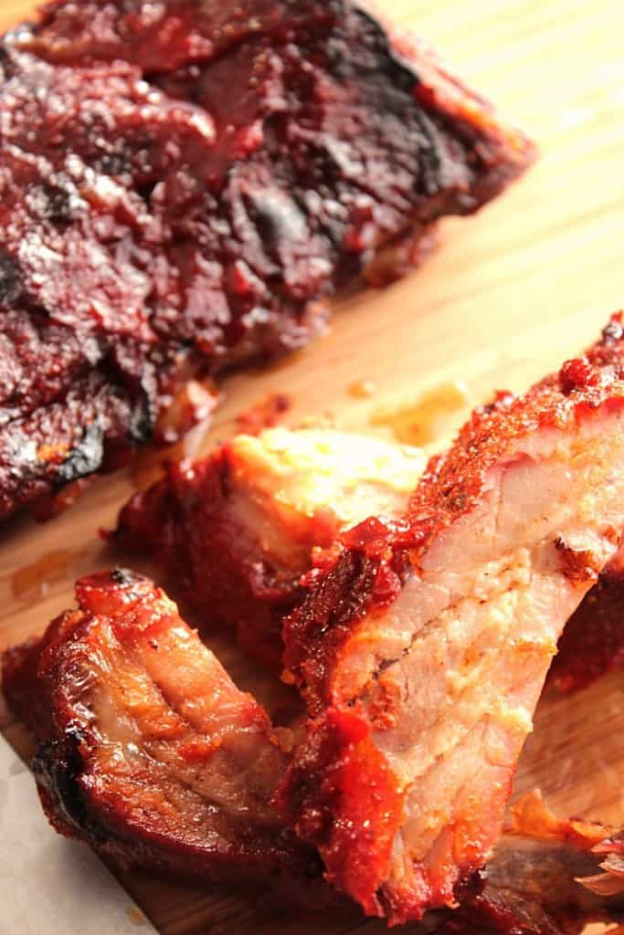 Cozinhar essas costelas curtas e lentas com um mínimo de ingredientes garante um excelente sabor de carne e maciez de qualidade. Costelas cozidas para a vitória! - kudoskitchenbyrenee.com