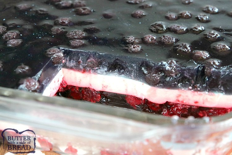A salada de gelatina em camadas patriótica tem uma camada de framboesa e uma camada de mirtilos com uma deliciosa camada de baunilha. Esta sobremesa vermelha, branca e azul é perfeita para 4 de julho e é deliciosa - você também vai querer comer o resto do ano!