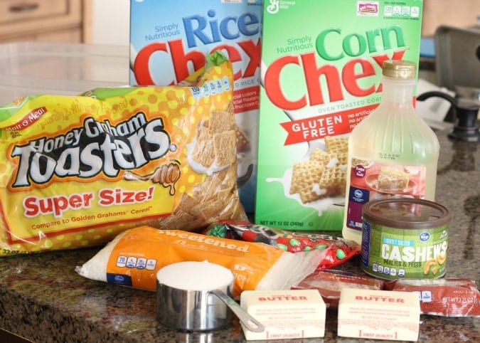 Holiday Chex Mix é um clássico favorito e você nunca pode errar ao combinar cereais, chocolate, nozes e coco!