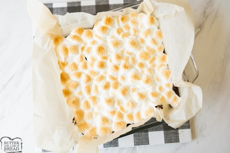 Marshmallows assados ​​em cima de brownies.