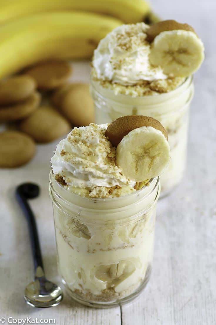 dois frascos de pedreiro cheios de pudim de banana