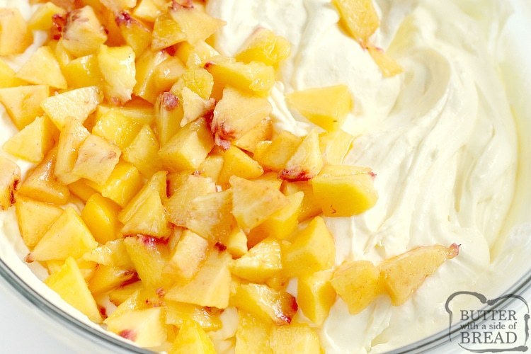 Salada de pêssegos e creme se reúnem em apenas alguns minutos com apenas 4 ingredientes! É a receita perfeita para consumir todos os deliciosos pêssegos frescos e pode ser servida como acompanhamento ou até como sobremesa!