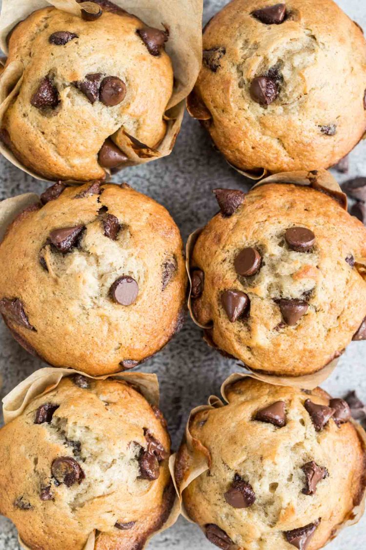 Muffins de pão de banana carregados com muffins de chocolate colocados lado a lado. 