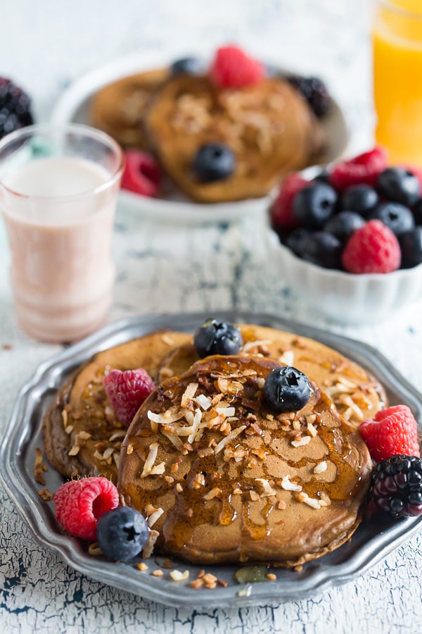 Essas panquecas de café expresso com coco torrado são levemente adocicadas, recheadas com coco torrado e cobertas com frutas frescas e néctar de Truvia. Tão simples de fazer e cheio de sabor de café expresso. 