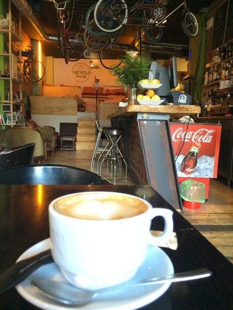 Um dos nossos cafés favoritos com Internet grátis em Málaga é o Recyclo Bike Cafe. Se você alugar uma bicicleta ao lado, diga a eles e você recebe um desconto!