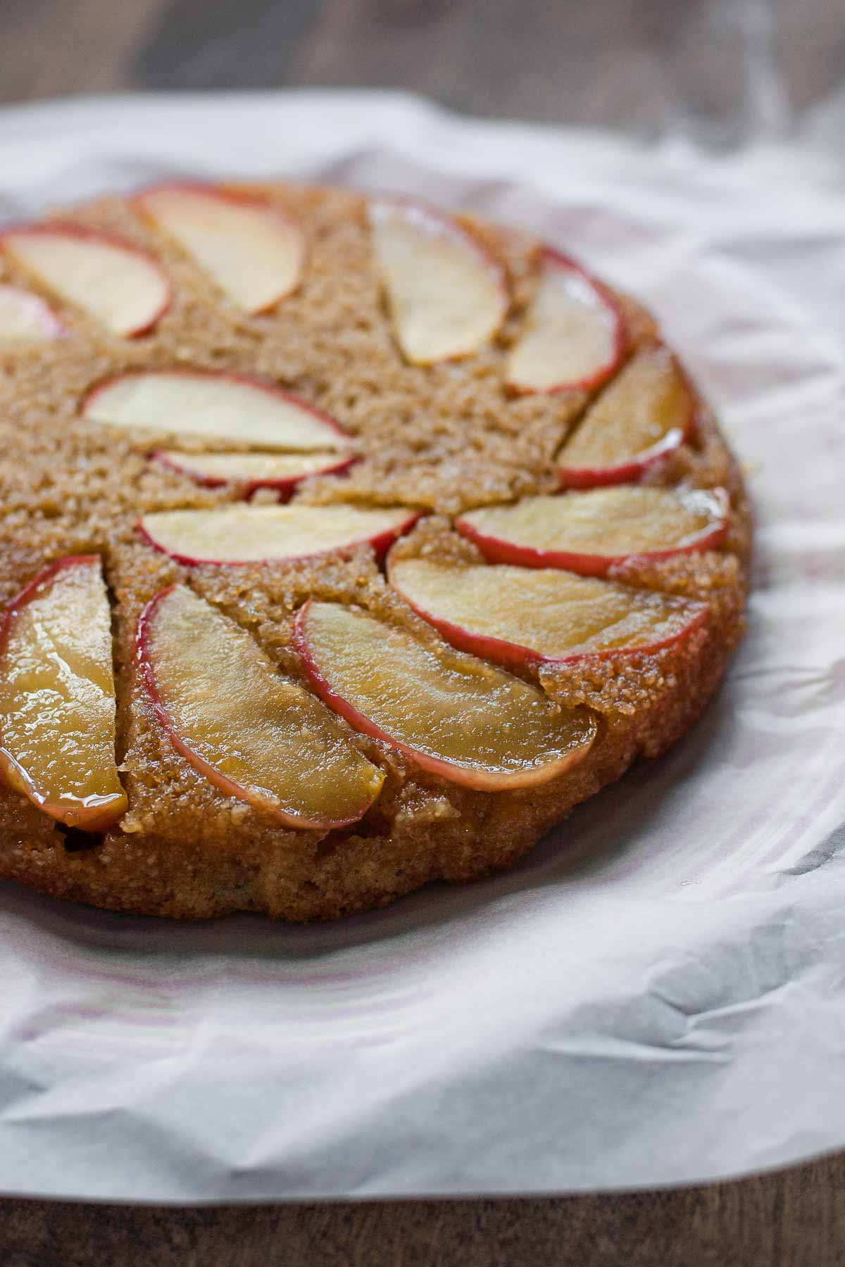 Bolo de mel de maçã de cabeça para baixo (sem leite, paleo) | acalculatedwhisk.com