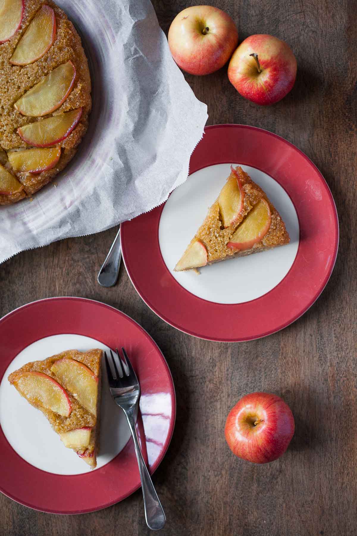 Bolo de mel de maçã de cabeça para baixo (sem leite, paleo) | acalculatedwhisk.com