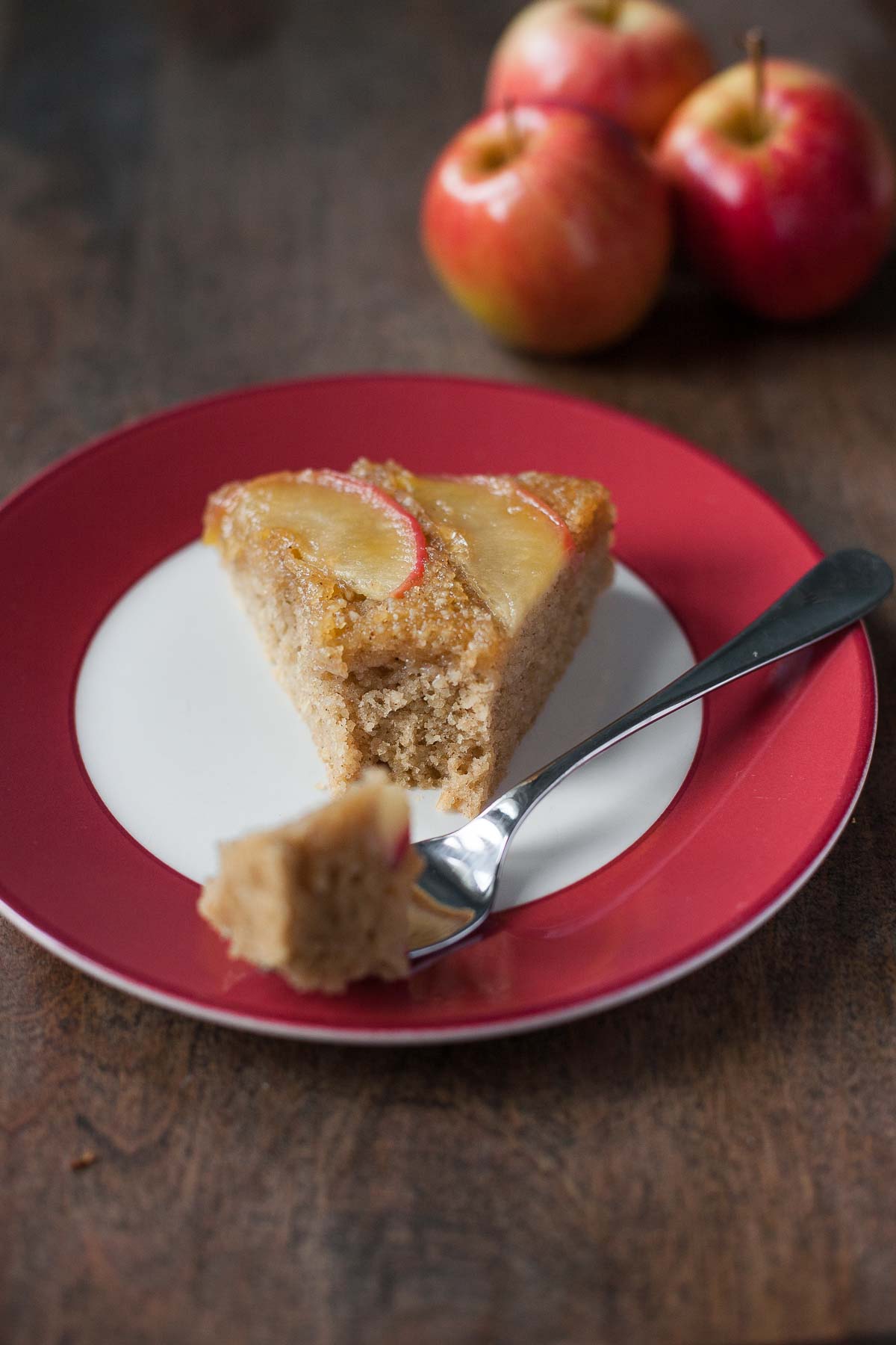Bolo de mel de maçã de cabeça para baixo (sem leite, paleo) | acalculatedwhisk.com