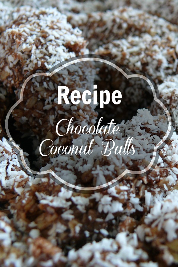 Uma ótima receita de férias: bolinhos de coco com cobertura de chocolate. Estes doces são típicos em Málaga e fáceis de fazer sem o uso de muitos ingredientes ou forno! Além disso, eles têm um sabor delicioso!