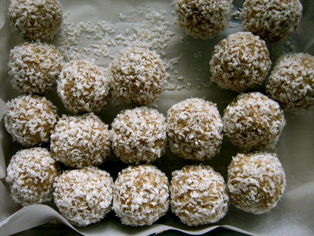 Essas bolas de coco e chocolate também são fáceis de fazer e divertidas de fazer com as crianças!