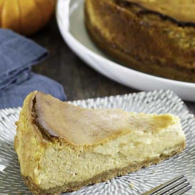 uma fatia de cheesecake de abóbora em um prato