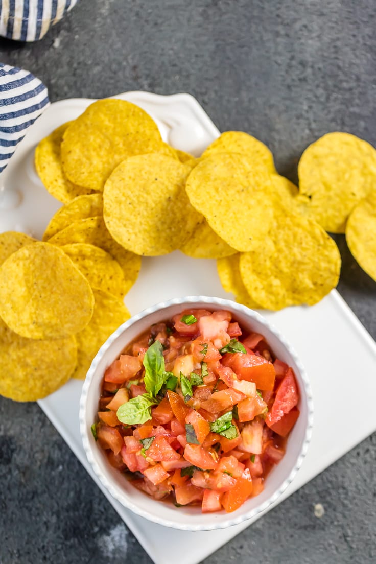 Molho italiano com batatas fritas de pacote na chapa branca