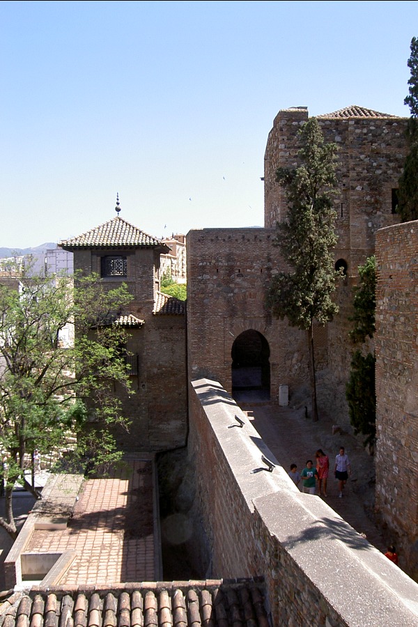 Quer saber onde estacionar o seu carro em Málaga? Experimente o estacionamento perto deste impressionante monumento, o Alcazaba.