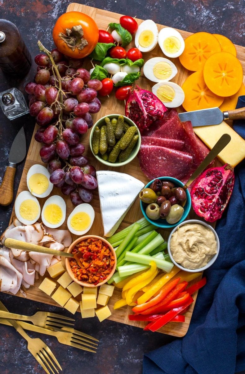 Como fazer uma mesa saudável de charcutaria cheia de proteínas