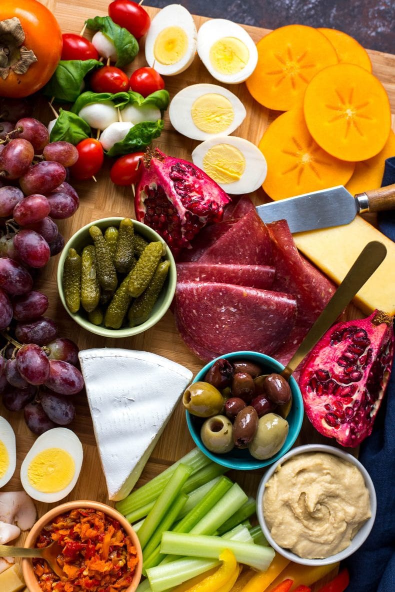 Como fazer uma mesa saudável de charcutaria cheia de proteínas
