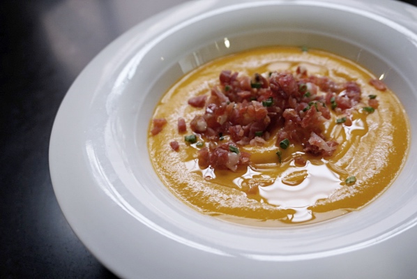 Desfrutar de um prato de sopa fria de tomate (Porra Antequerana) é exatamente como comer como um morador local em Málaga!