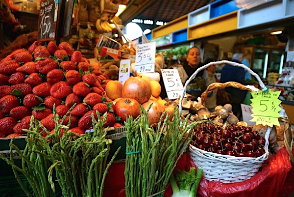 Quer saber como comer como um morador local em Málaga? Você não pode deixar de visitar o mercado de Atarazanas.