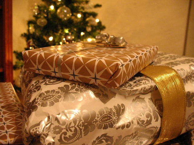 O dia em que damos presentes é o Dia dos Três Reis Magos. No dia 5 de janeiro deixamos nossos sapatos e no dia 6 há presentes aguardando para serem abertos!