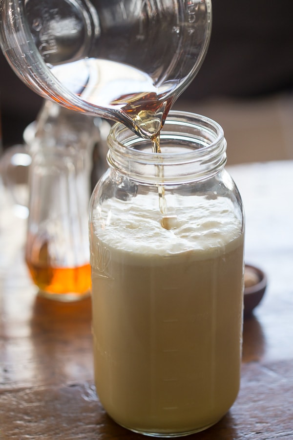 Esta gemada envelhecida é perfeita para as férias de inverno. Cheio de álcool e pode envelhecer por anos! Apenas espere até tomar seu primeiro gole delicioso!