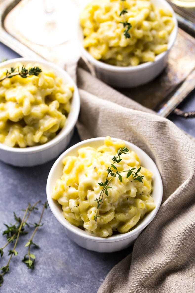 Esta receita de macarrão com queijo trufado de queijo cheddar branco é um prato delicioso e luxuoso que é a maneira perfeita de fazer um jantar de frango simples e antigo! 