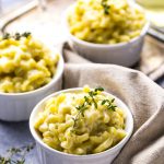 Esta receita de macarrão com queijo trufado de queijo cheddar branco é um prato delicioso e luxuoso que é a maneira perfeita de fazer um jantar de frango simples e antigo!