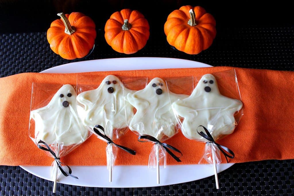 Pops fáciles de fantasmas de chocolate blanco