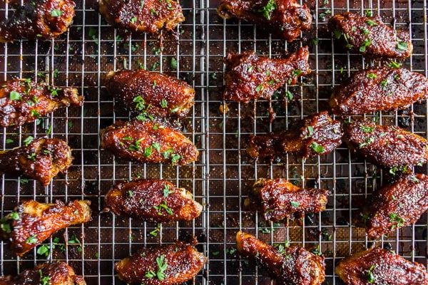 Essas asas de frango com manteiga de maçã, mel e mostarda são fáceis de fazer, deliciosas e a refeição perfeita para o futebol. As asas são assadas até ficarem crocantes (sem fritar!) E mergulhadas em um molho caseiro de maçã, manteiga, mel e mostarda. Você vai amar essas asas!
