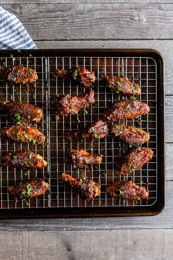 Essas asas de frango com manteiga de maçã, mel e mostarda são fáceis de fazer, deliciosas e a refeição perfeita para o futebol. As asas são assadas até ficarem crocantes (sem fritar!) E mergulhadas em um molho caseiro de maçã, manteiga, mel e mostarda. Você vai amar essas asas!