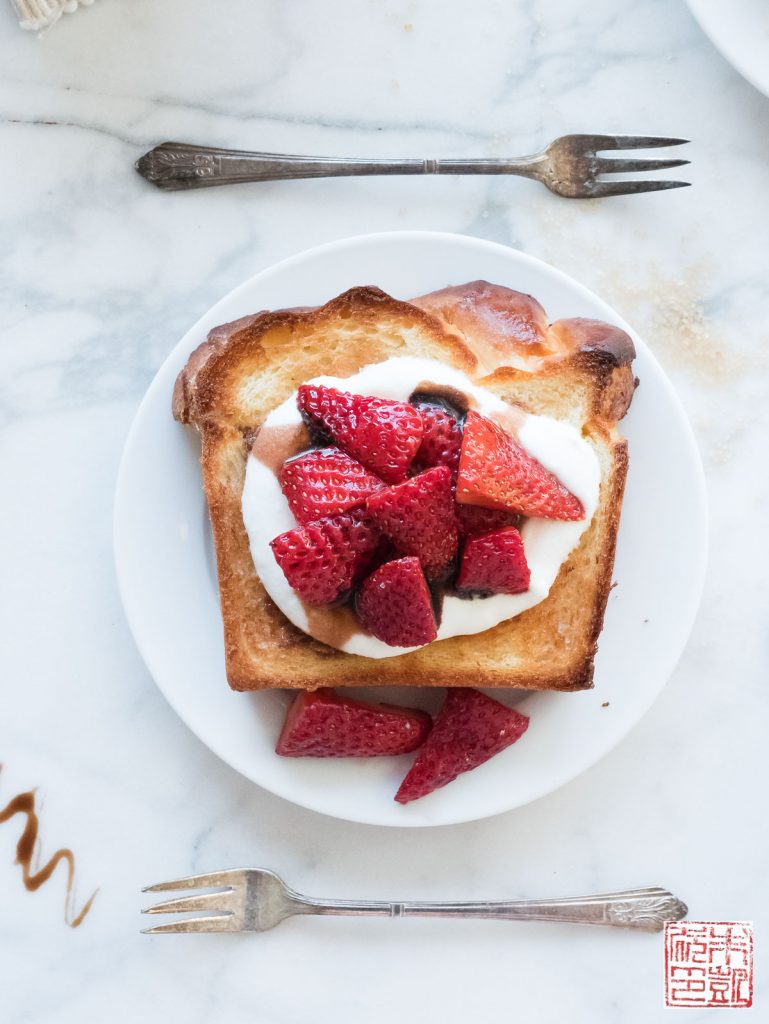 Brioche de morango torrado por cima
