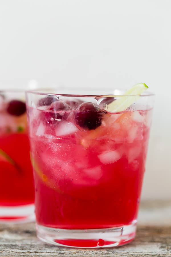 Super close-up de cerveja de gengibre de limonada de mirtilo cocktail com fundo branco