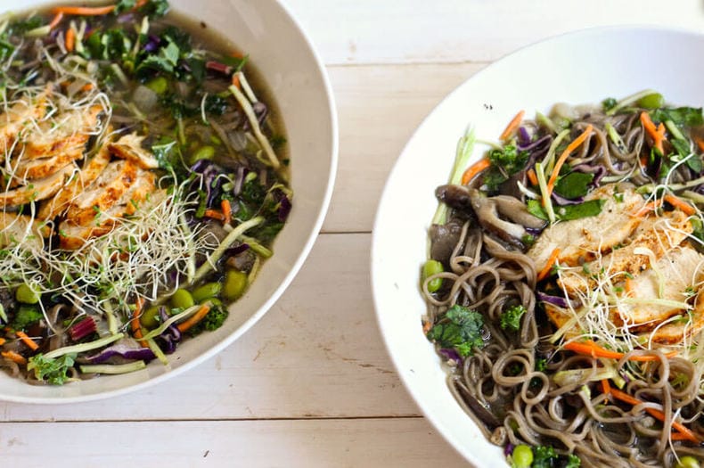 Tigelas de Caldo de Macarrão Soba