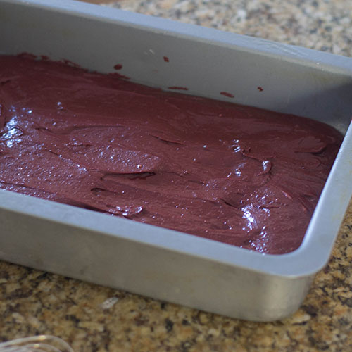 Bolo de veludo vermelho na pré-assadeira