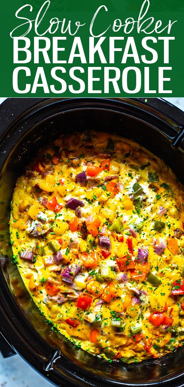 Esta caçarola de café da manhã Crockpot é uma deliciosa opção de café da manhã para preparar refeições ou para grandes reuniões familiares. Despeje o hash brown congelado, bacon, ovos e legumes na panela lenta - é tão fácil! #slowcooker #crockpotbreakfastcasserole #breakfastcasserole