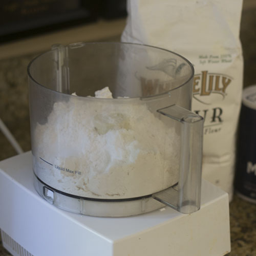 Farinha no processador de alimentos