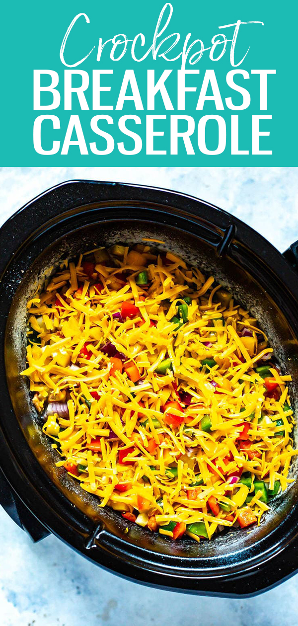 Esta caçarola de café da manhã Crockpot é uma deliciosa opção de café da manhã para preparar refeições ou para grandes reuniões familiares. Despeje o hash brown congelado, bacon, ovos e legumes na panela lenta - é tão fácil! # caçarola # café da manhã # caçarola