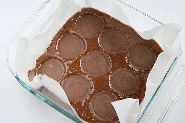 : mantequilla de maní Brownie Trifle con plátanos y caramelo