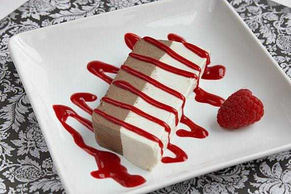 : postre de crema de esmoquin con coulis de frambuesa