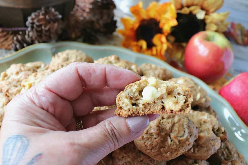 Receta de galletas de avena de manzana blandas y masticables con chocolate blanco y nueces - kudoskitchenbyrenee.com