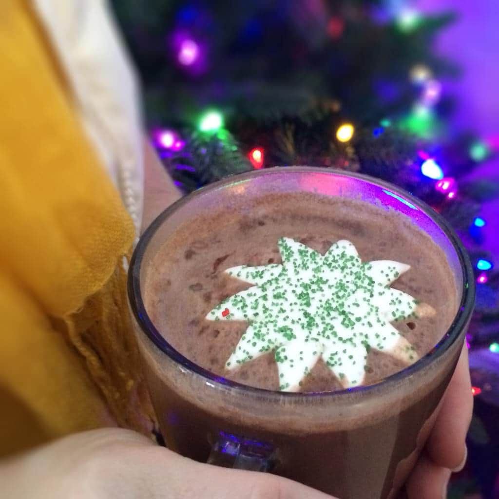 andes hortelã hotChata. BEST BEBIDA feita em uma panela de crochê com rumchata e balas de andes. SIM!