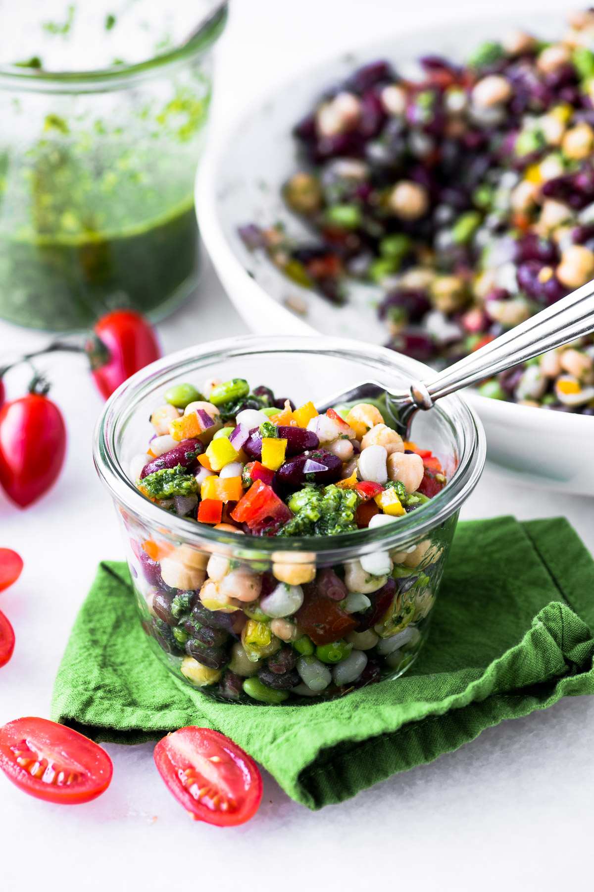 Salada de 7 feijões com molho chimichurri em uma jarra pequena com garfo