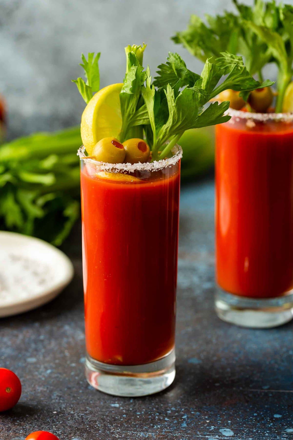 dois copos de Bloody Mary com aipo