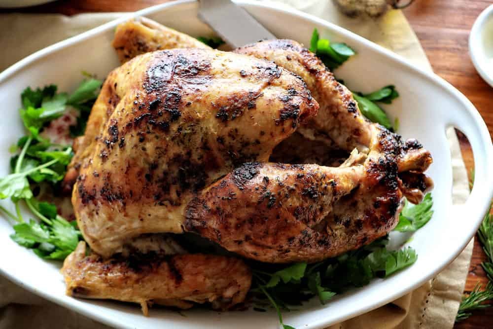 Este peru assado com manteiga de ervas vai roubar o show de Ação de Graças! #ropaturca # receita de peru # ação de graças #herbbutterturkey #turkey #iambaker Receita de peru assado com manteiga de ervas
