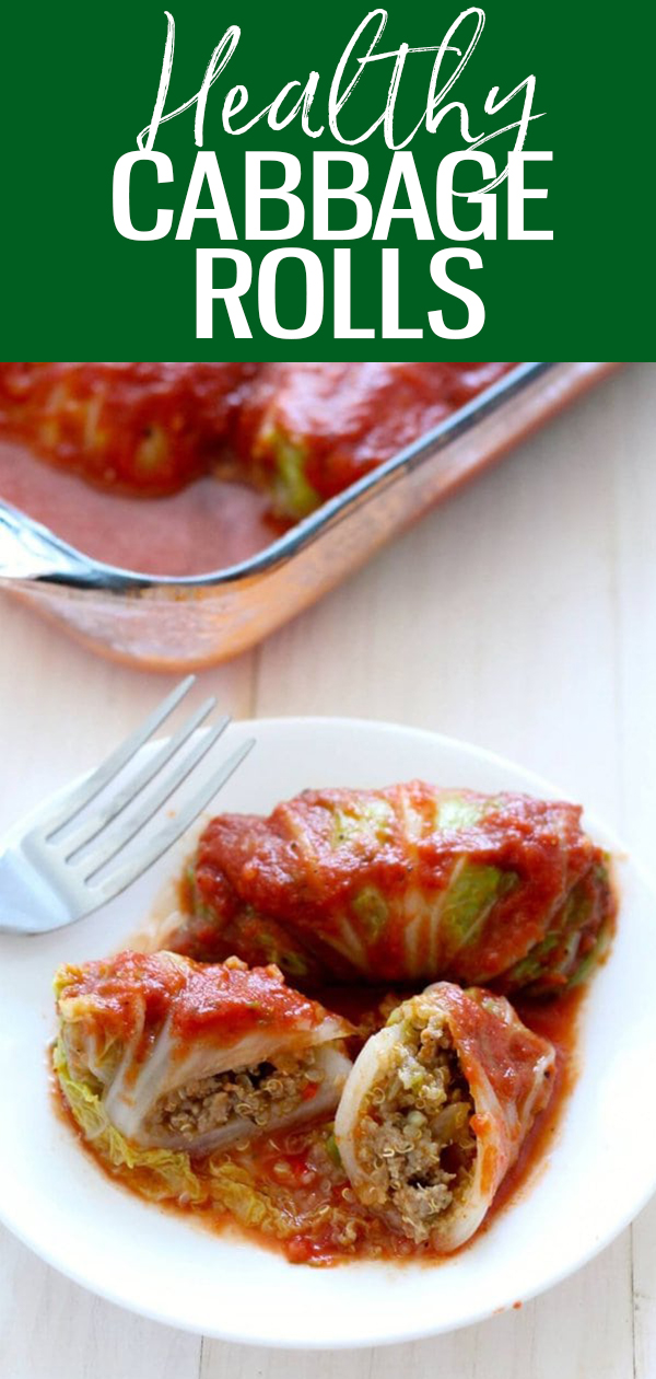 Estes rolos saudáveis ​​de repolho Napa são feitos com peru moído, quinoa e um molho de tomate caseiro saudável e delicioso - é a melhor comida de conforto! # rolos de repolho