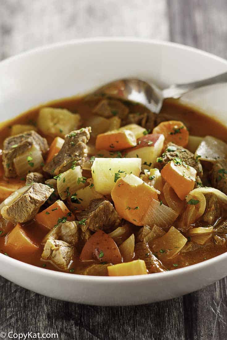 Guisado de carne instantâneo em tigela branca