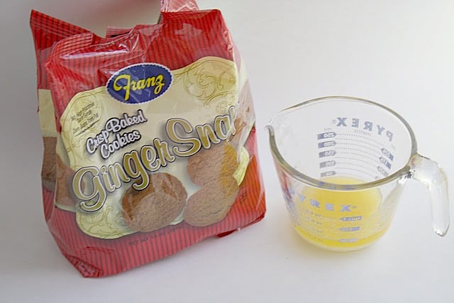 Barras de abóbora e cheesecake de caramelo feitas com uma crosta de gengibre e cobertas com molho cremoso de abóbora e cheesecake de caramelo. Festivo e todo mundo adora!