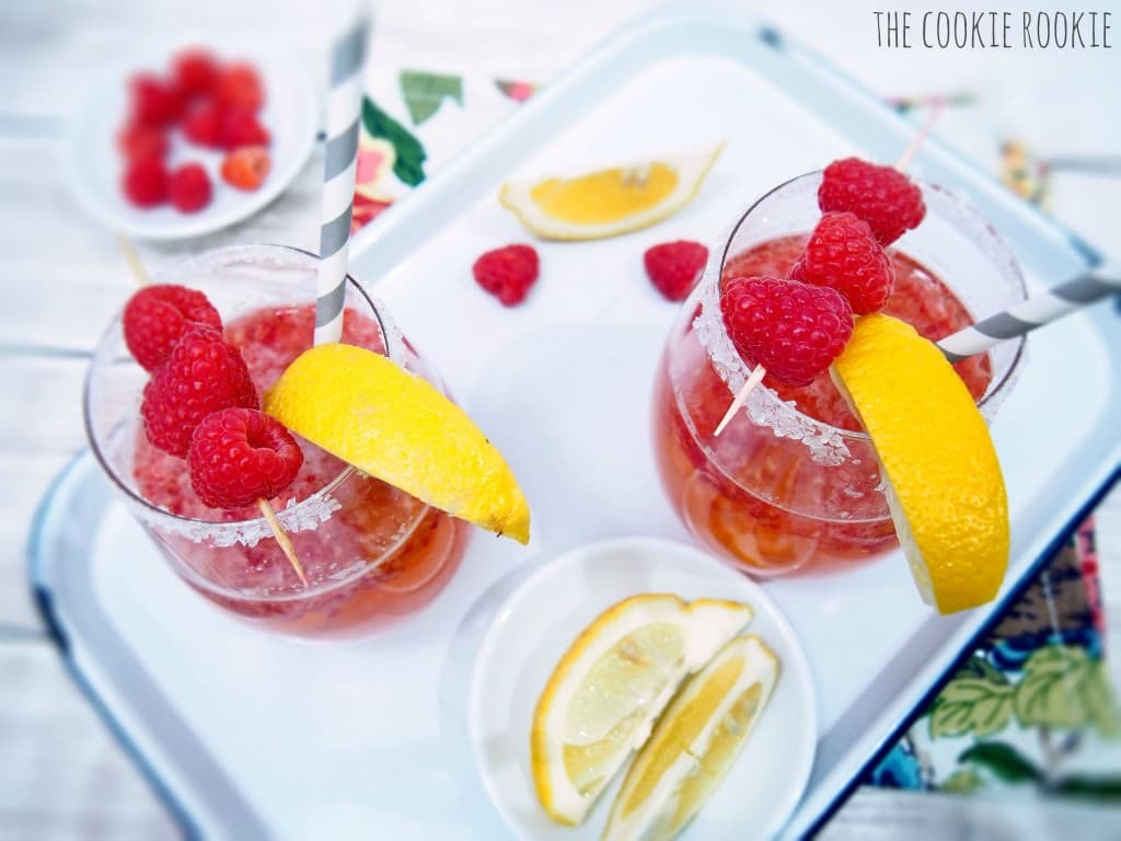 Cocktail de gengibre e framboesa. Favorito divertido e frutado. {O novato em cookies}
