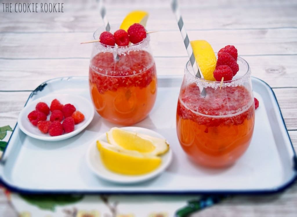 Cocktail de gengibre e framboesa. Favorito divertido e frutado. {O novato em cookies}